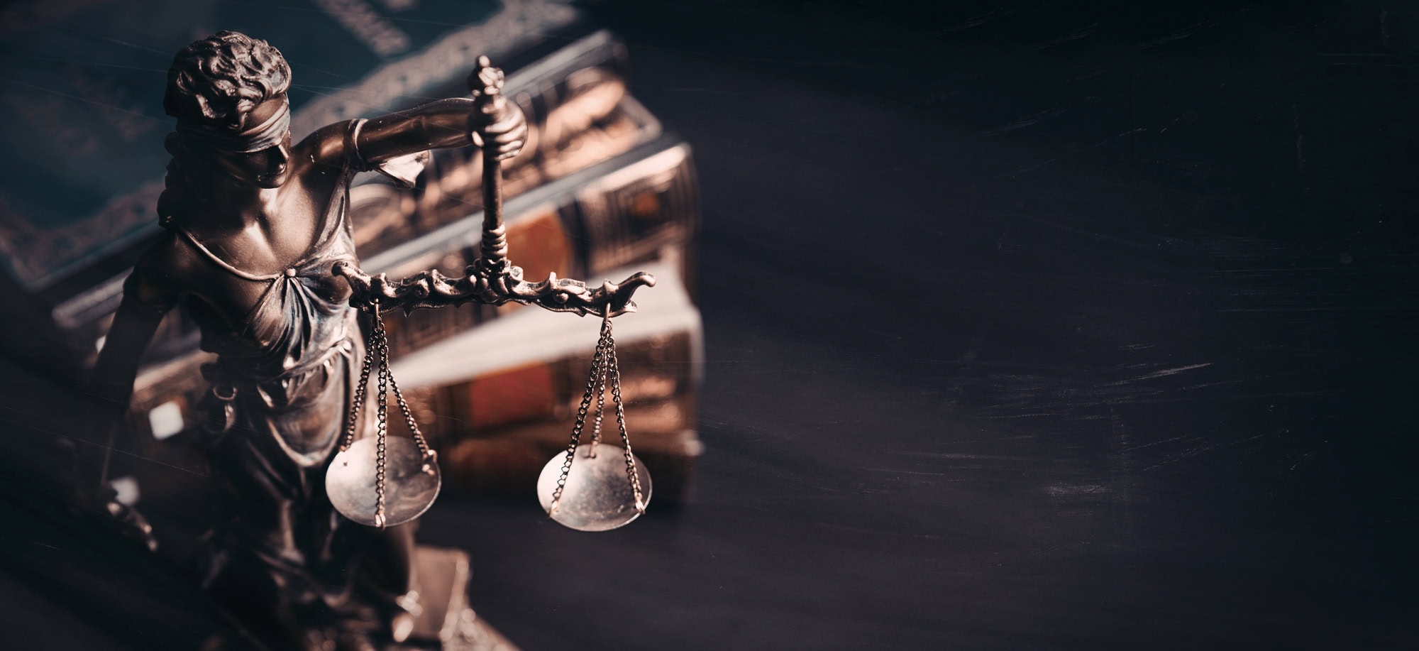 Anwalt für Zivilrecht Mainz: Justitia mit Waage der Gerechtigkeit vor juristischer Fachliteratur – fundierte Rechtsberatung und engagierte Vertretung im Zivilrecht in Mainz.